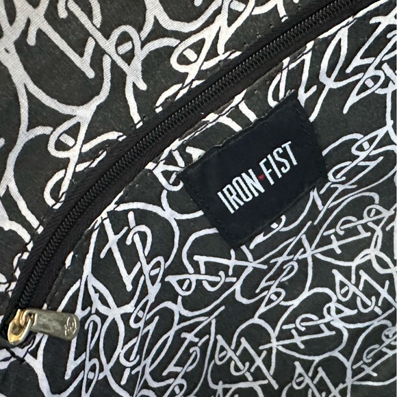 Iron Fist oversized clutch pin-up/doll style - Picture 3 of 4